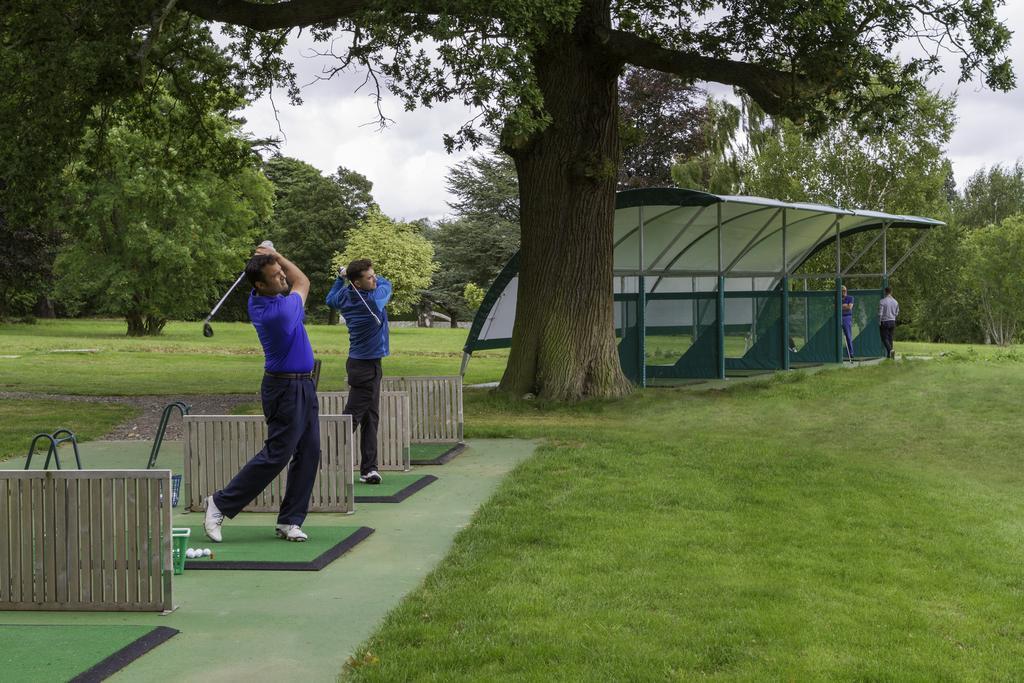 Luton Hoo Hotel, Golf And Spa Экстерьер фото Golfers at the driving range