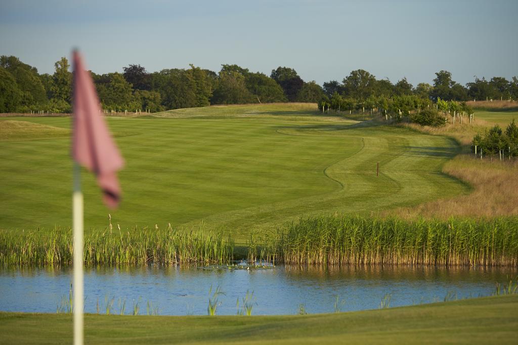 Luton Hoo Hotel, Golf And Spa Экстерьер фото The 18th green at the 2011 Women's British Open