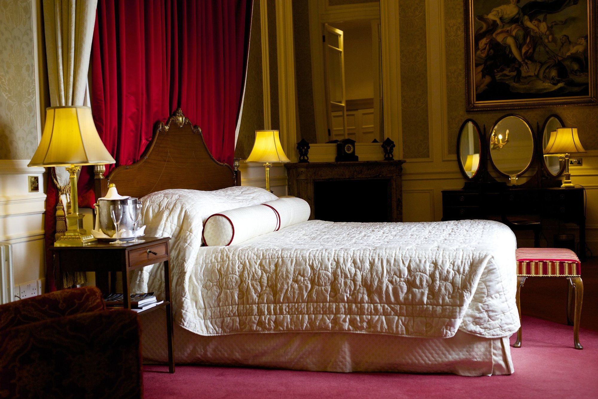 Luton Hoo Hotel, Golf And Spa Экстерьер фото The bedroom of the Prince of Wales at Buckingham Palace