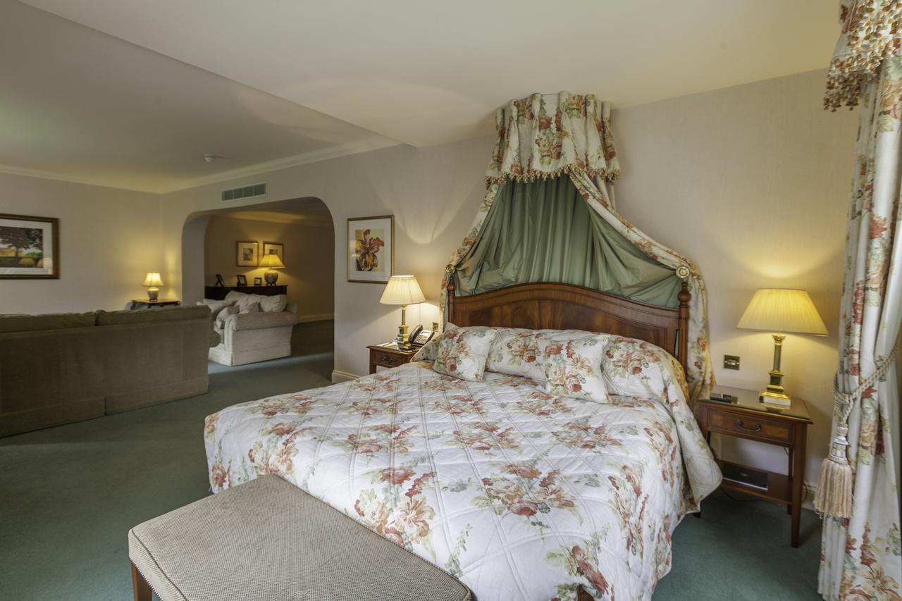 Luton Hoo Hotel, Golf And Spa Экстерьер фото A bedroom at the hotel
