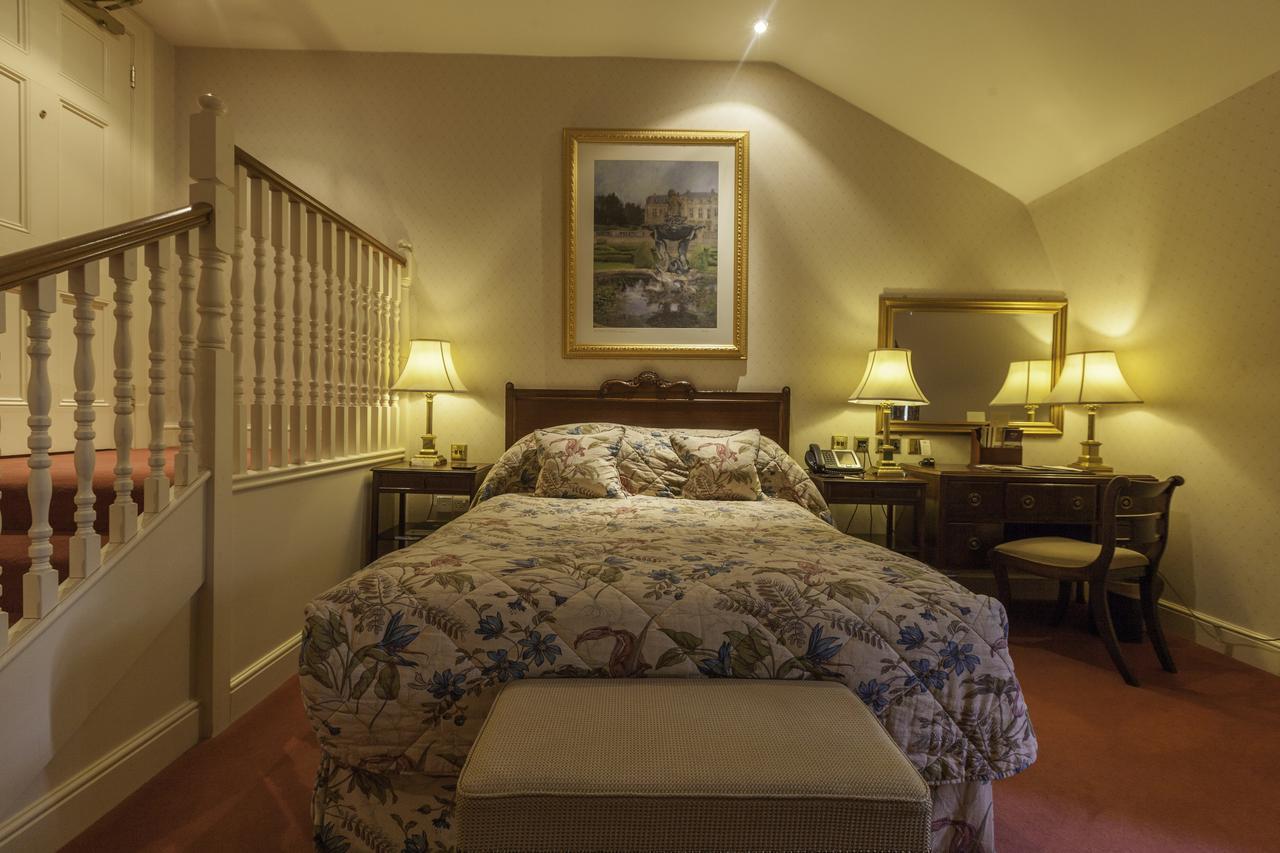 Luton Hoo Hotel, Golf And Spa Экстерьер фото A bedroom at the hotel